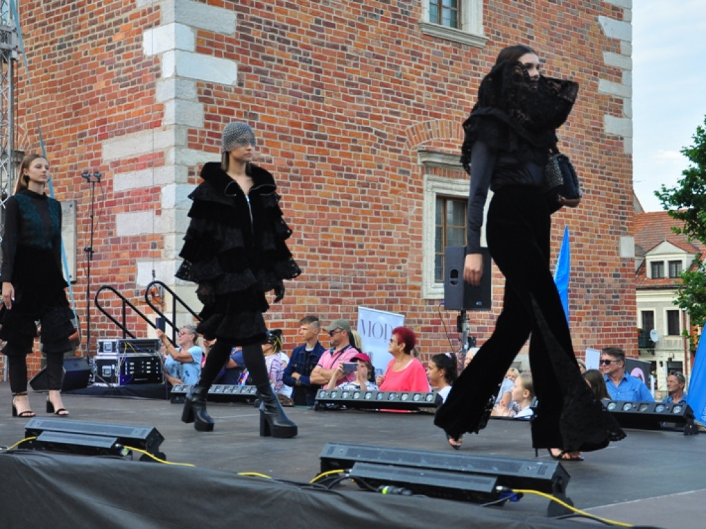 Sandomierz stolicą polskiej mody. Wielki pokaz na zakończenie Nadwiślańskiego Fashion Week [zdjęcia]