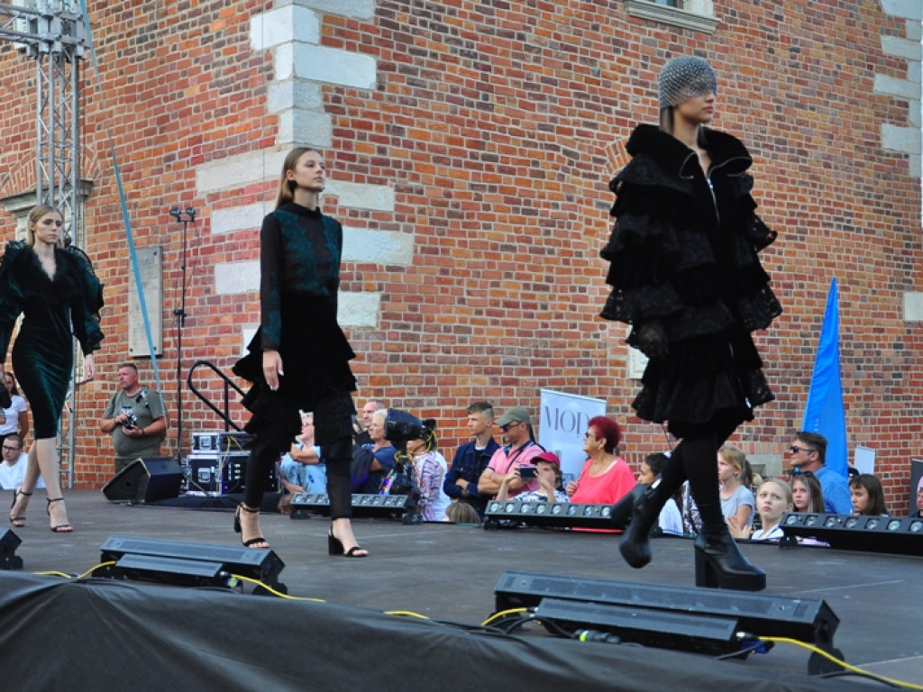 Sandomierz stolicą polskiej mody. Wielki pokaz na zakończenie Nadwiślańskiego Fashion Week [zdjęcia]