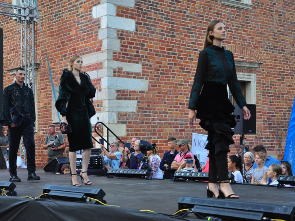 Sandomierz stolicą polskiej mody. Wielki pokaz na zakończenie Nadwiślańskiego Fashion Week [zdjęcia]