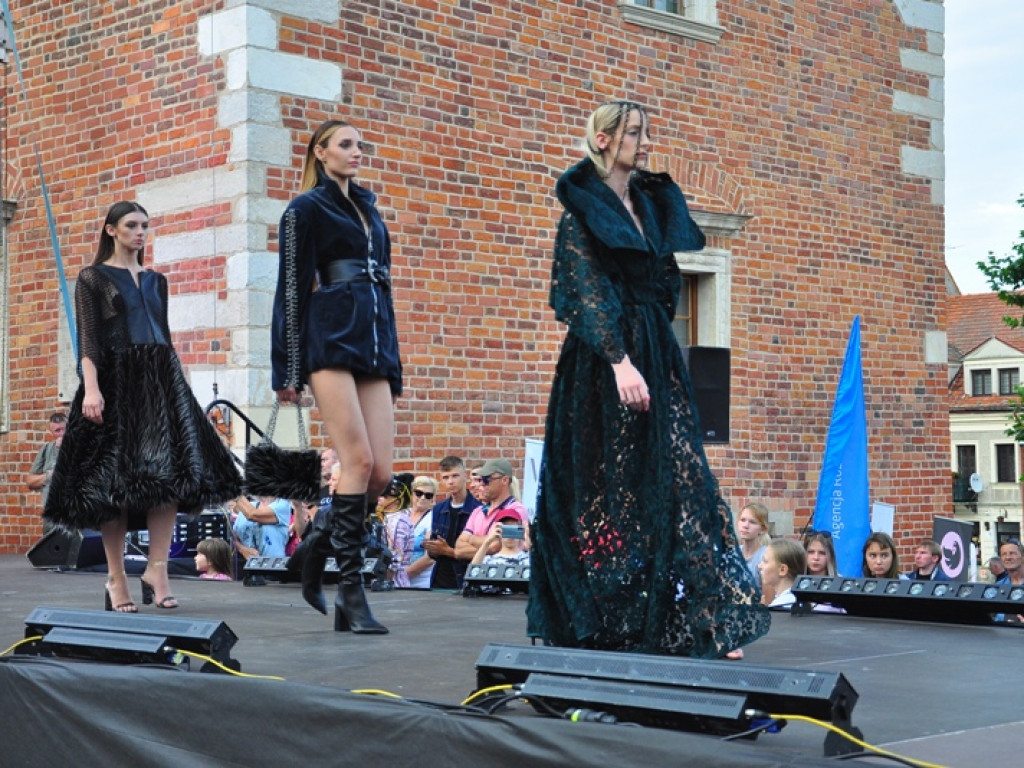 Sandomierz stolicą polskiej mody. Wielki pokaz na zakończenie Nadwiślańskiego Fashion Week [zdjęcia]