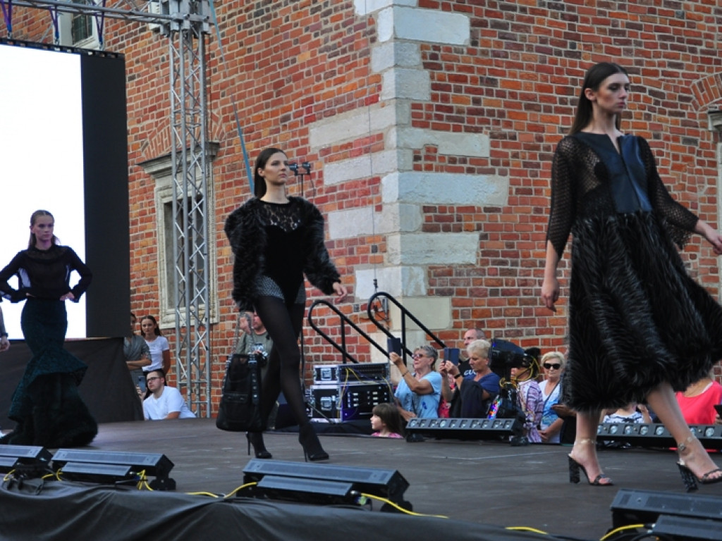 Sandomierz stolicą polskiej mody. Wielki pokaz na zakończenie Nadwiślańskiego Fashion Week [zdjęcia]