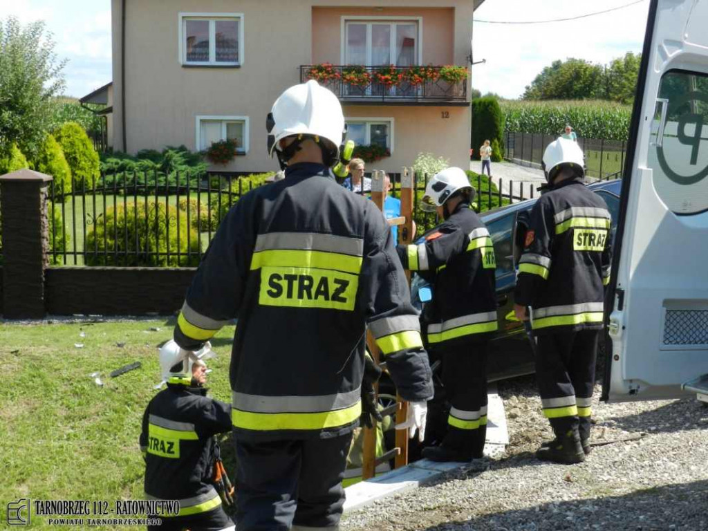 W Trześni samochód uderzył w przepust, kierowca w szpitalu [zdjęcia]