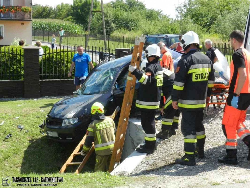 W Trześni samochód uderzył w przepust, kierowca w szpitalu [zdjęcia]