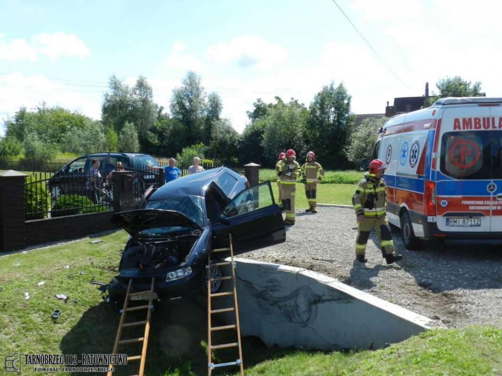 W Trześni samochód uderzył w przepust, kierowca w szpitalu [zdjęcia]