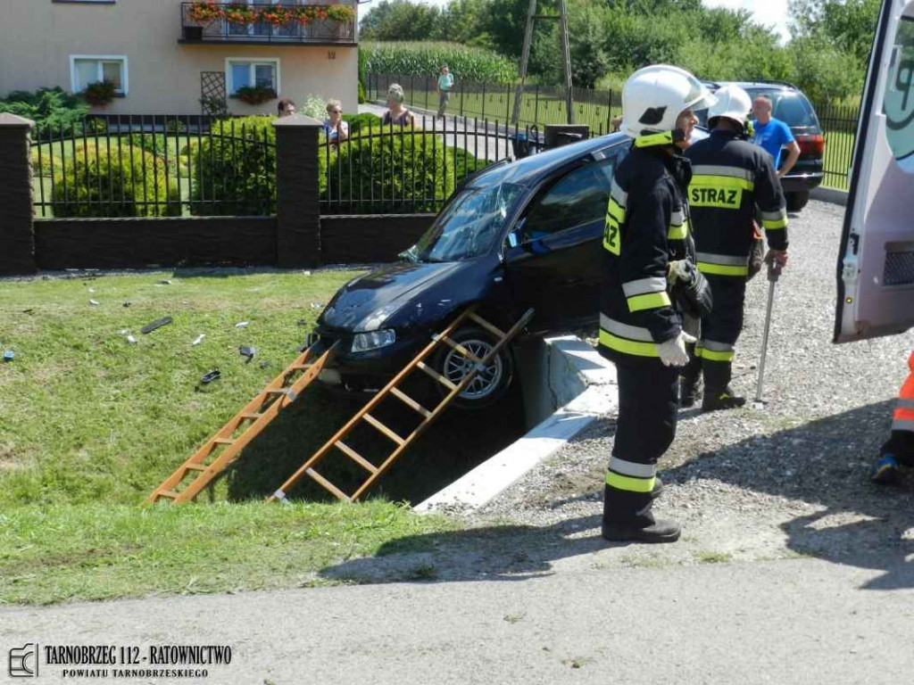 W Trześni samochód uderzył w przepust, kierowca w szpitalu [zdjęcia]