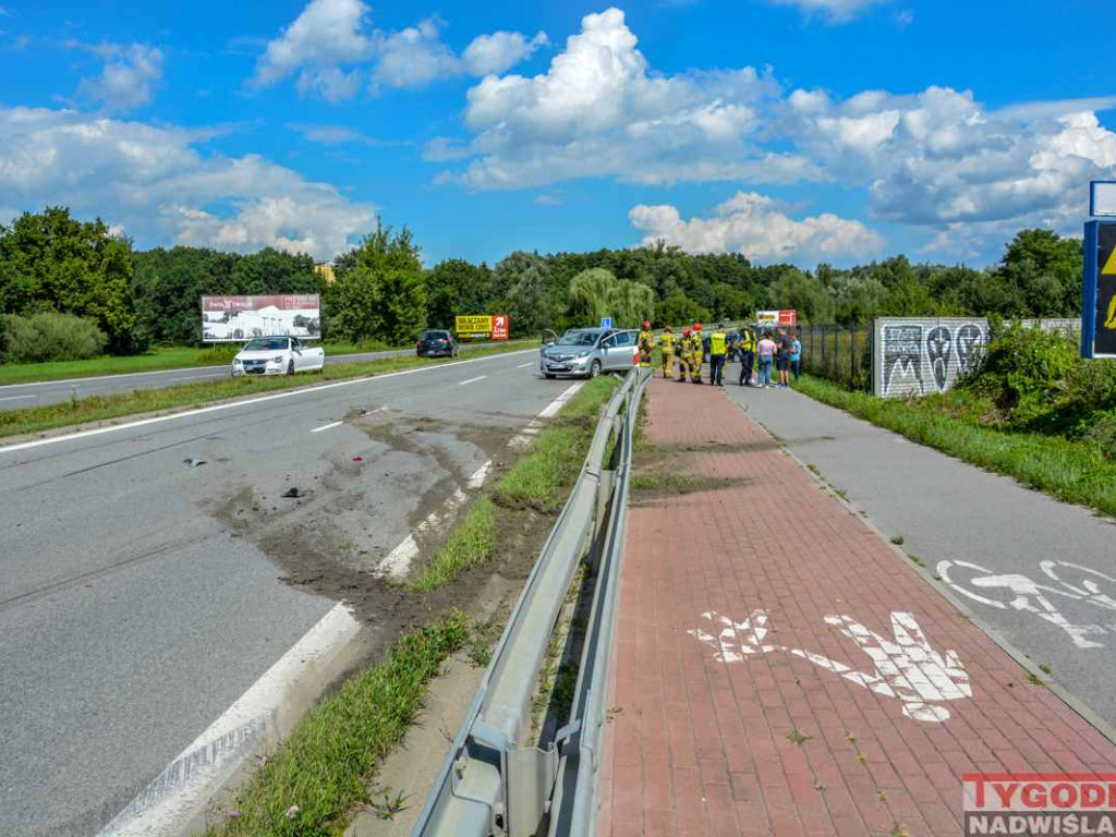 Zderzenie dwóch samochodów na Wisłostradzie, droga była zablokowana [wideo][zdjęcia]