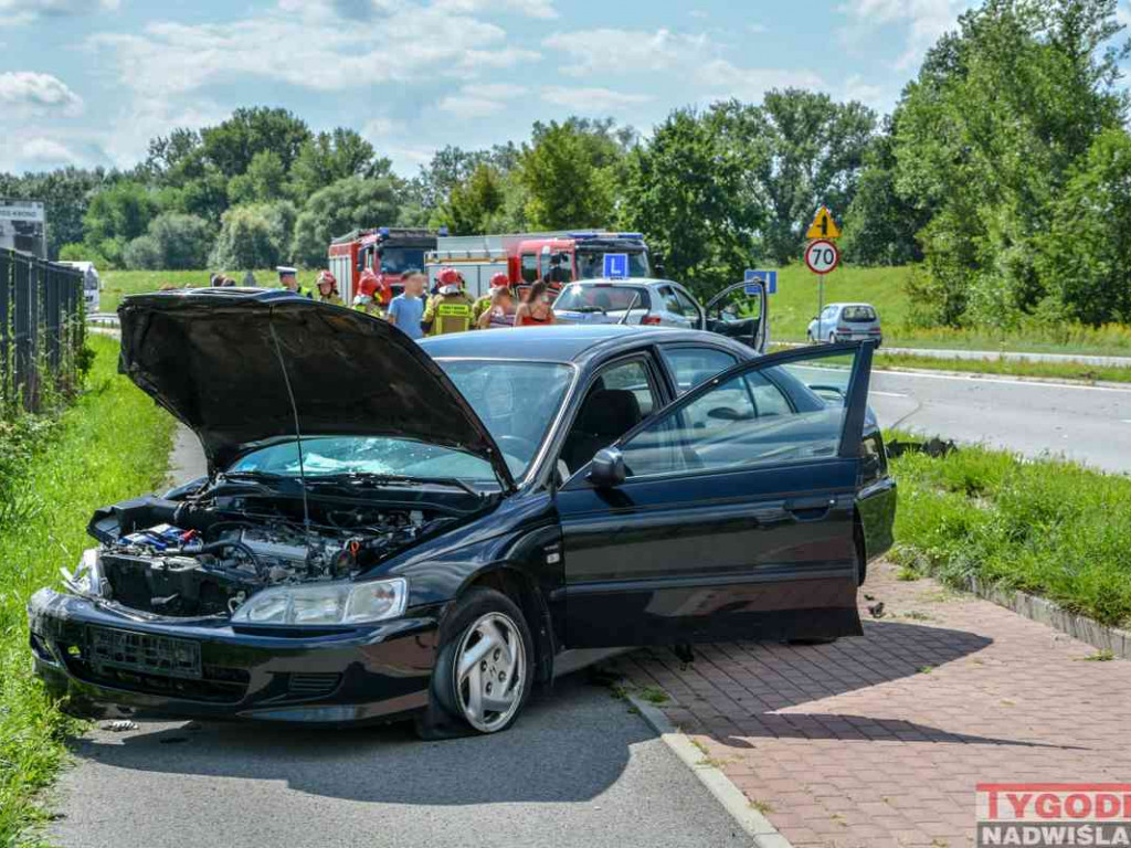 Zderzenie dwóch samochodów na Wisłostradzie, droga była zablokowana [wideo][zdjęcia]
