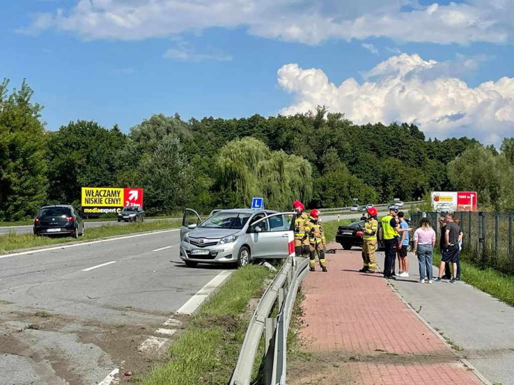 Zderzenie dwóch samochodów na Wisłostradzie, droga była zablokowana [wideo][zdjęcia]