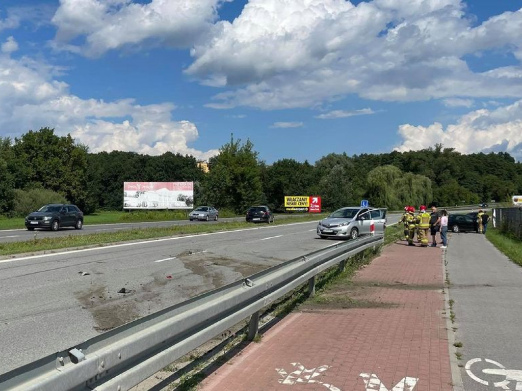Zderzenie dwóch samochodów na Wisłostradzie, droga była zablokowana [wideo][zdjęcia]