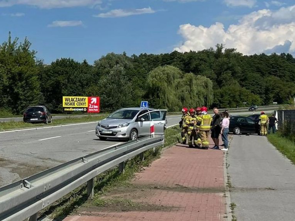 Zderzenie dwóch samochodów na Wisłostradzie, droga była zablokowana [wideo][zdjęcia]