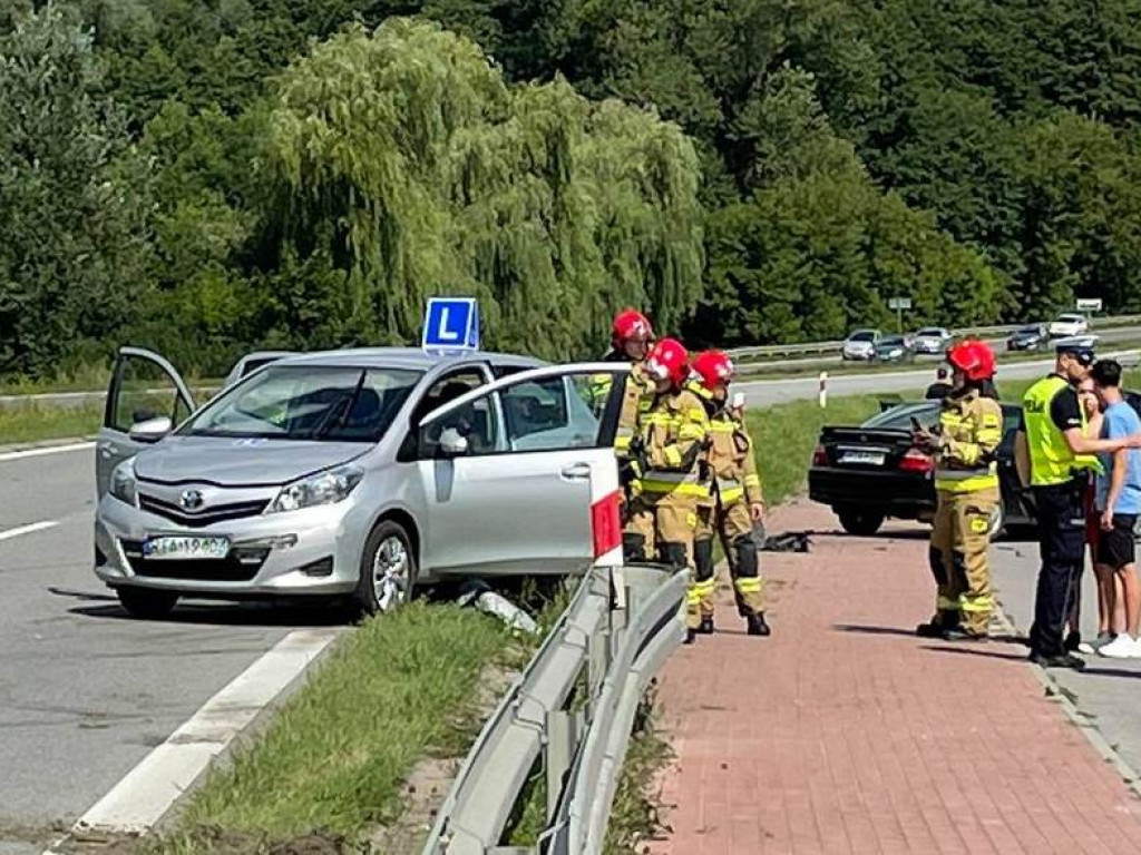 Zderzenie dwóch samochodów na Wisłostradzie, droga była zablokowana [wideo][zdjęcia]