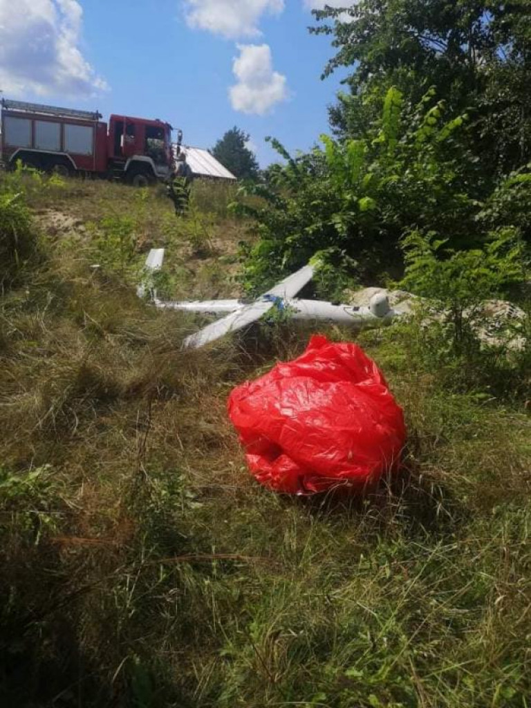 Samolot spadł na ziemię, interweniowali strażacy [zdjęcia]