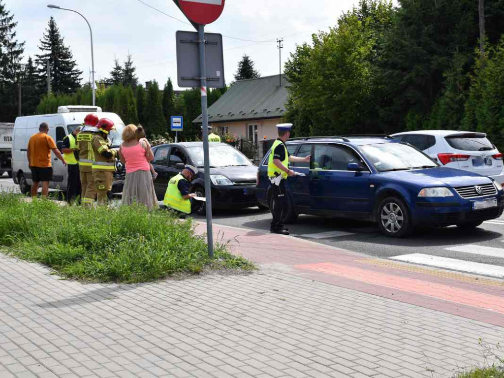 Wypadek w Tarnobrzegu, 4 osoby trafiły do szpitala [zdjęcia][wideo]