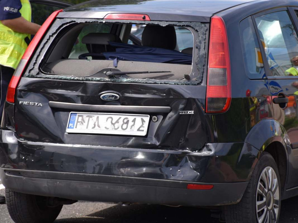 Wypadek w Tarnobrzegu, 4 osoby trafiły do szpitala [zdjęcia][wideo]