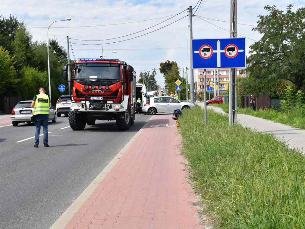 Wypadek w Tarnobrzegu, 4 osoby trafiły do szpitala [zdjęcia][wideo]