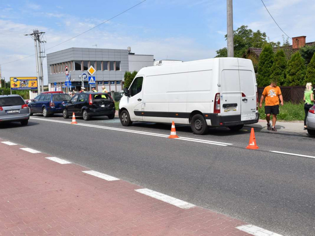 Wypadek w Tarnobrzegu, 4 osoby trafiły do szpitala [zdjęcia][wideo]
