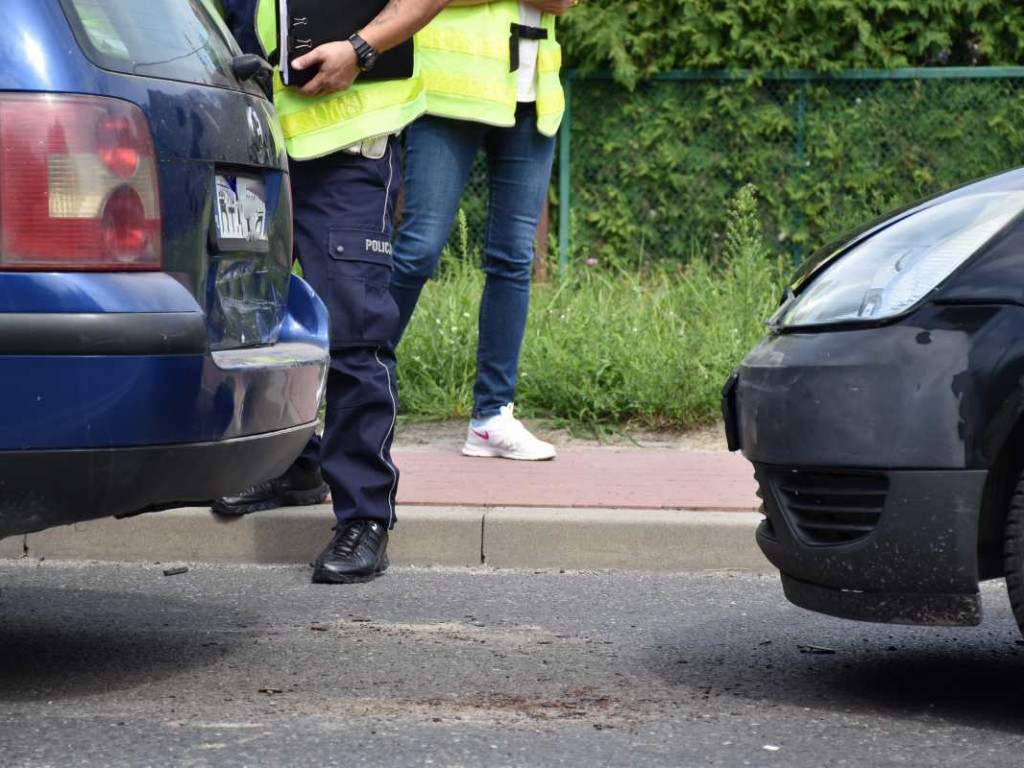 Wypadek w Tarnobrzegu, 4 osoby trafiły do szpitala [zdjęcia][wideo]