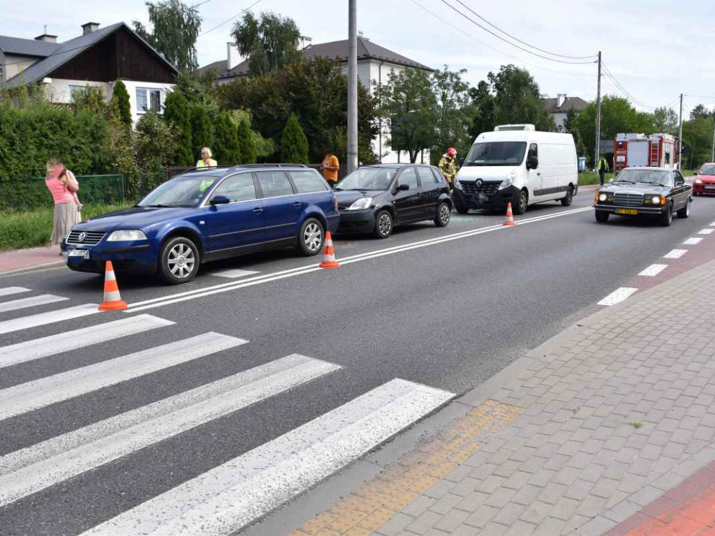 Wypadek w Tarnobrzegu, 4 osoby trafiły do szpitala [zdjęcia][wideo]