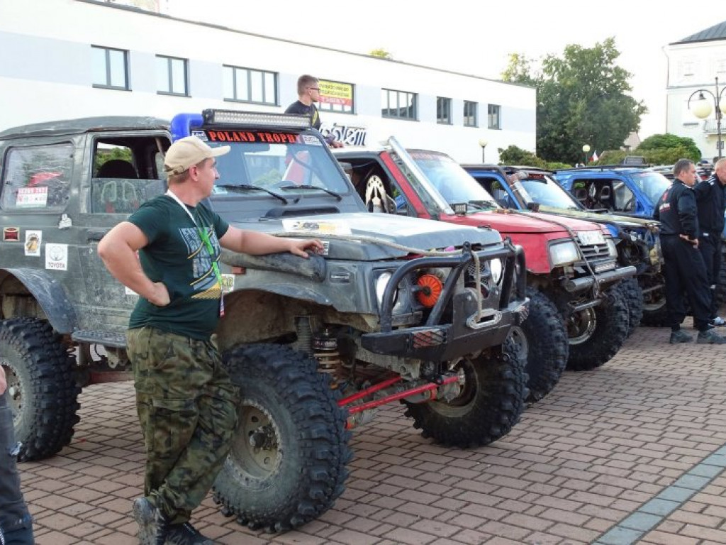 Samochody terenowe rywalizują w ekstremalnych warunkach nad Jeziorem Tarnobrzeskim [zdjęcia]