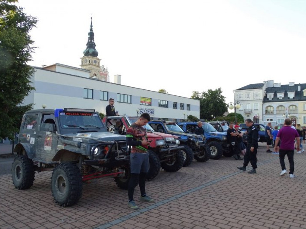 Samochody terenowe rywalizują w ekstremalnych warunkach nad Jeziorem Tarnobrzeskim [zdjęcia]