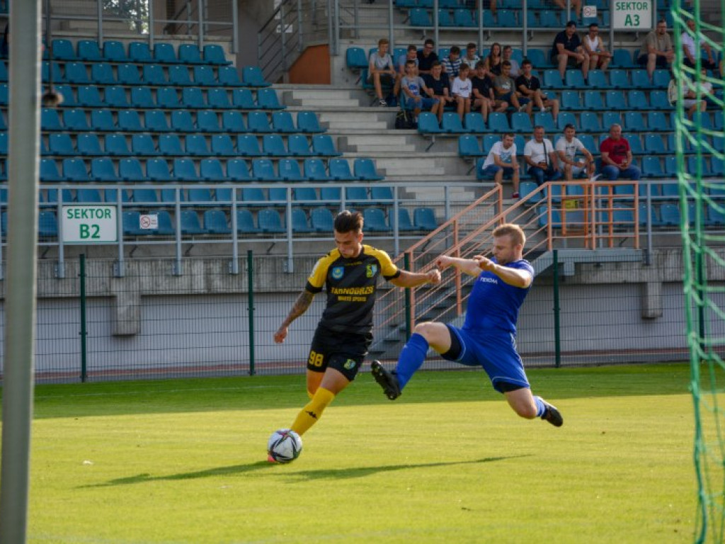 Siarka strzela 5 goli, wygrywa i jest liderem. Stal SW rozbita Dębicy! [zdjęcia]