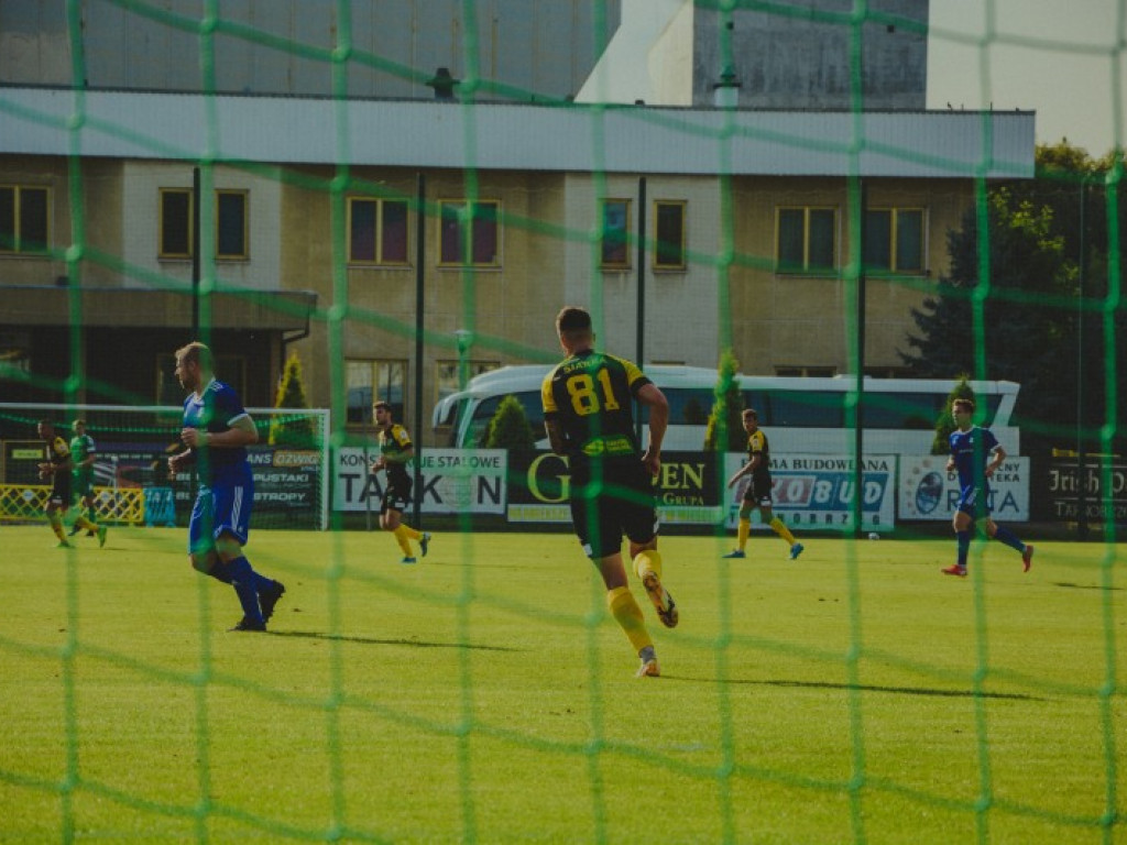 Siarka strzela 5 goli, wygrywa i jest liderem. Stal SW rozbita Dębicy! [zdjęcia]