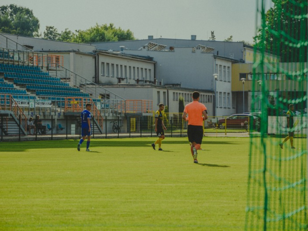 Siarka strzela 5 goli, wygrywa i jest liderem. Stal SW rozbita Dębicy! [zdjęcia]