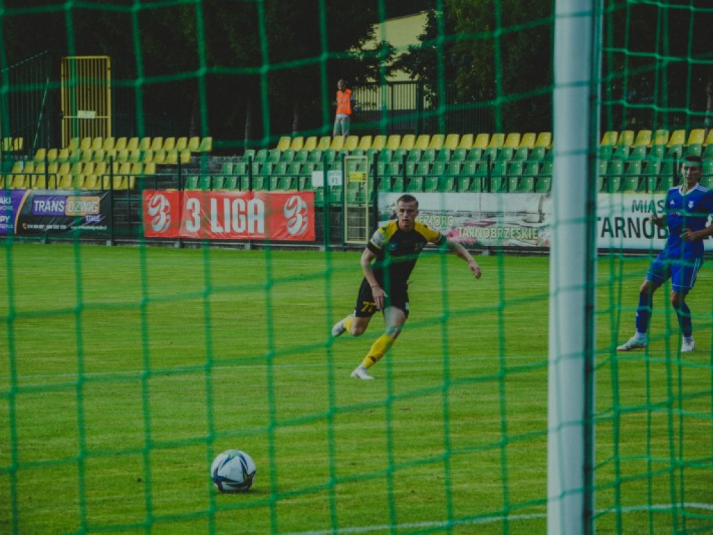 Siarka strzela 5 goli, wygrywa i jest liderem. Stal SW rozbita Dębicy! [zdjęcia]