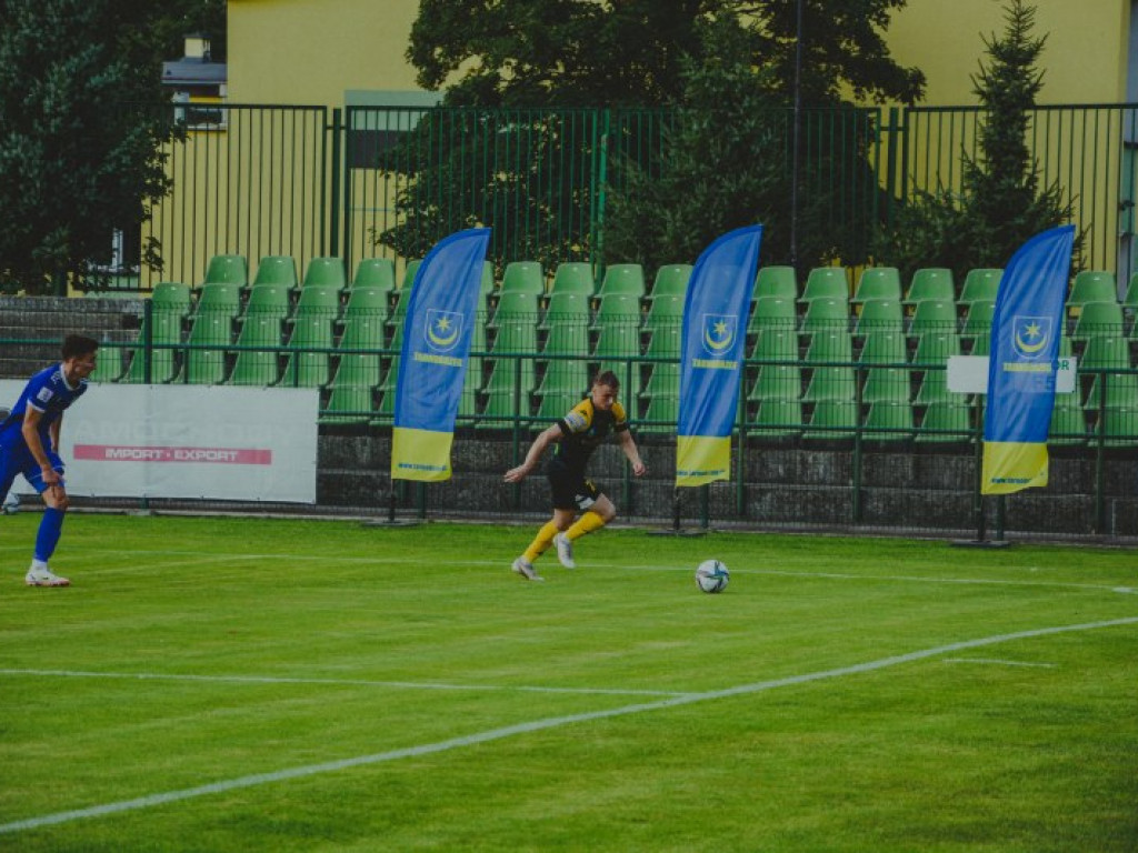 Siarka strzela 5 goli, wygrywa i jest liderem. Stal SW rozbita Dębicy! [zdjęcia]