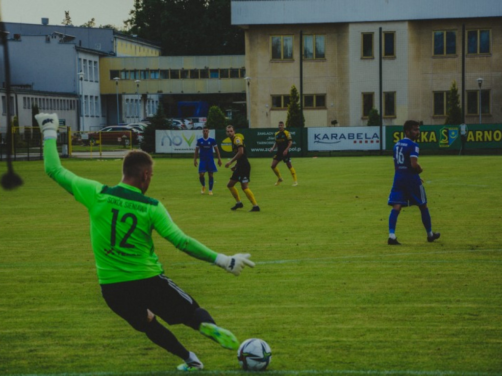 Siarka strzela 5 goli, wygrywa i jest liderem. Stal SW rozbita Dębicy! [zdjęcia]