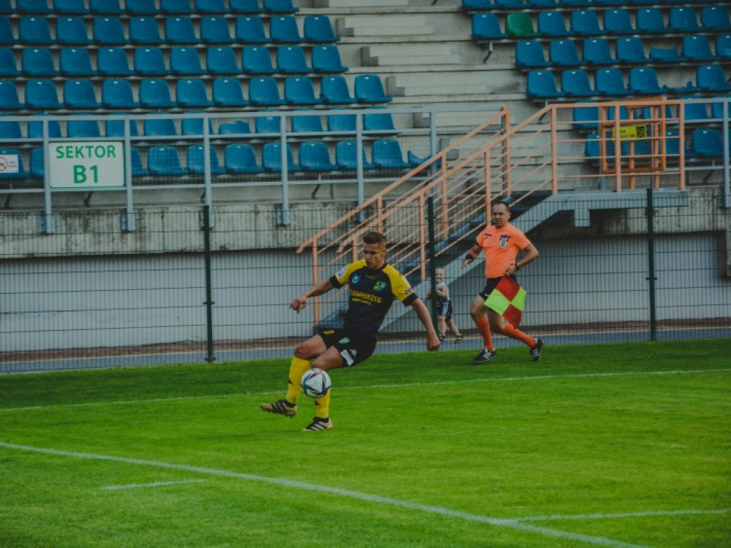Siarka strzela 5 goli, wygrywa i jest liderem. Stal SW rozbita Dębicy! [zdjęcia]