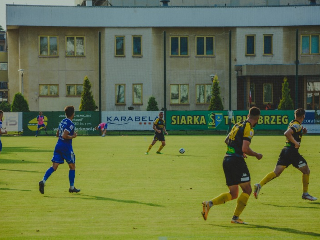 Siarka strzela 5 goli, wygrywa i jest liderem. Stal SW rozbita Dębicy! [zdjęcia]