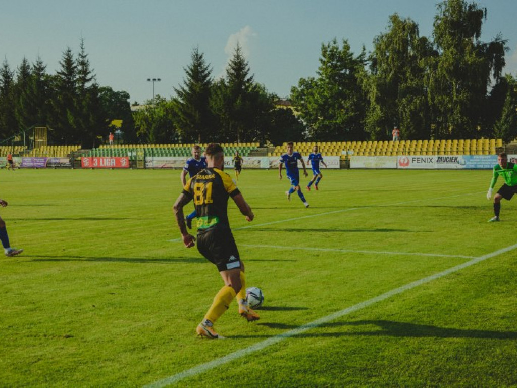 Siarka strzela 5 goli, wygrywa i jest liderem. Stal SW rozbita Dębicy! [zdjęcia]