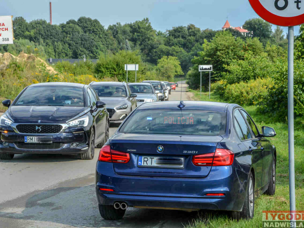 Deszcz wystraszył plażowiczów. Ruszyli tak tłumnie do domów, że ruchem na Wisłostradzie musiała kierować policja [zdjęcia]