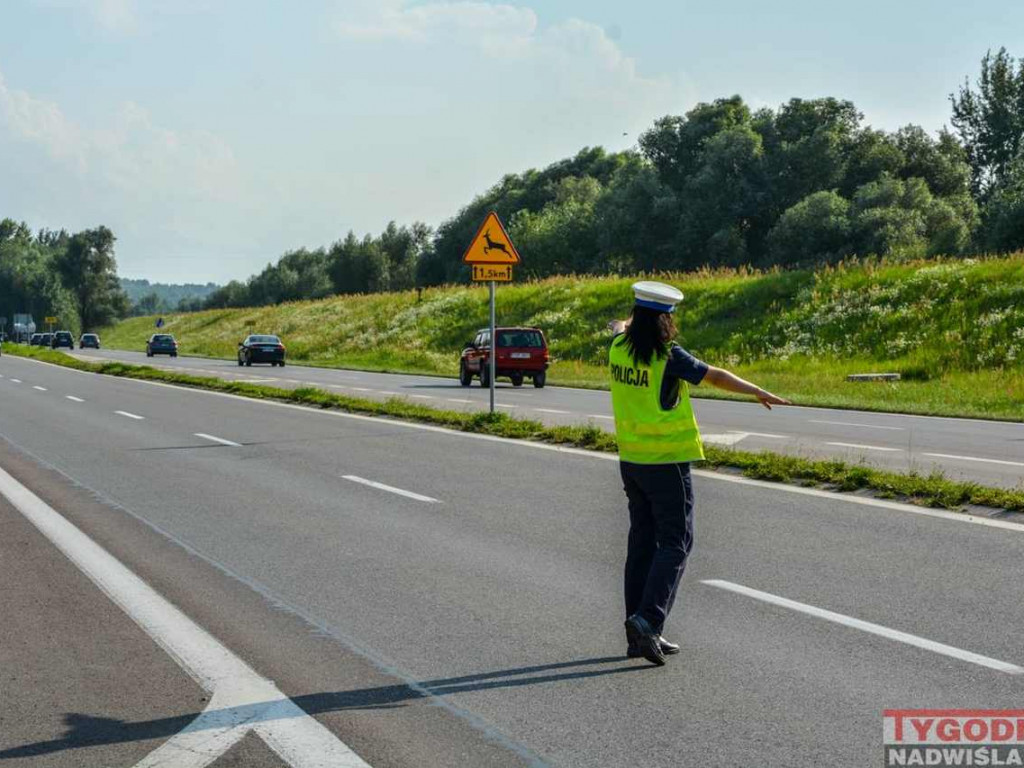 Deszcz wystraszył plażowiczów. Ruszyli tak tłumnie do domów, że ruchem na Wisłostradzie musiała kierować policja [zdjęcia]