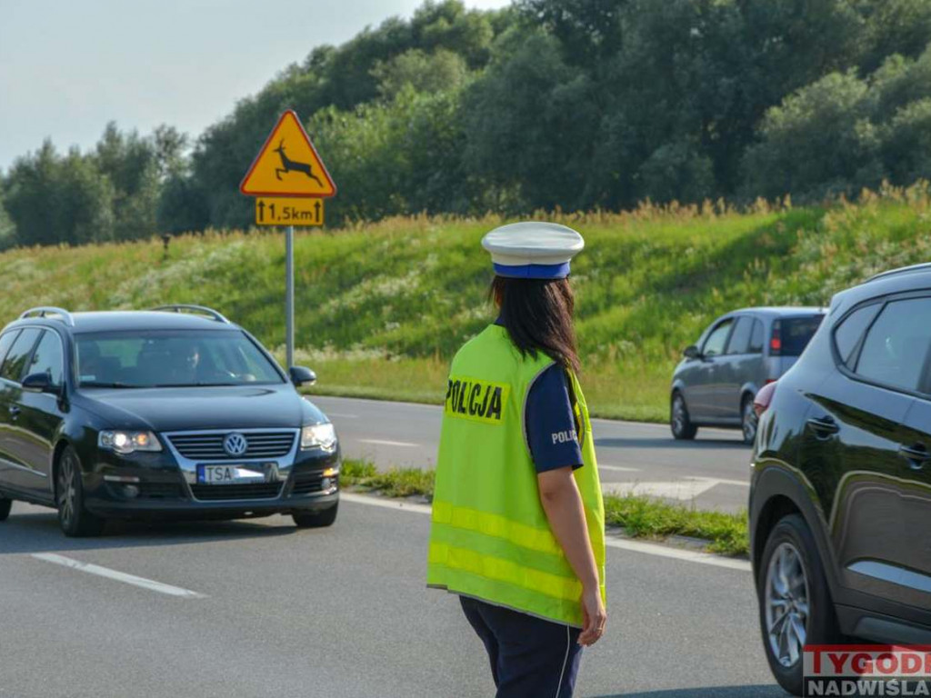 Deszcz wystraszył plażowiczów. Ruszyli tak tłumnie do domów, że ruchem na Wisłostradzie musiała kierować policja [zdjęcia]