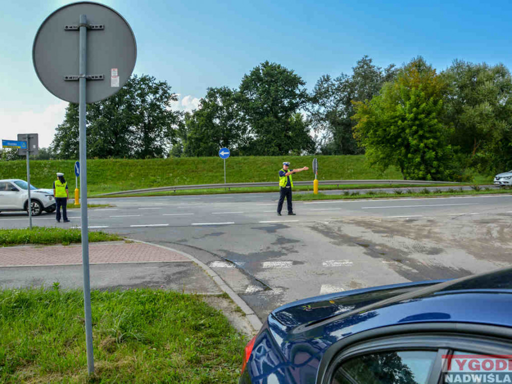 Deszcz wystraszył plażowiczów. Ruszyli tak tłumnie do domów, że ruchem na Wisłostradzie musiała kierować policja [zdjęcia]