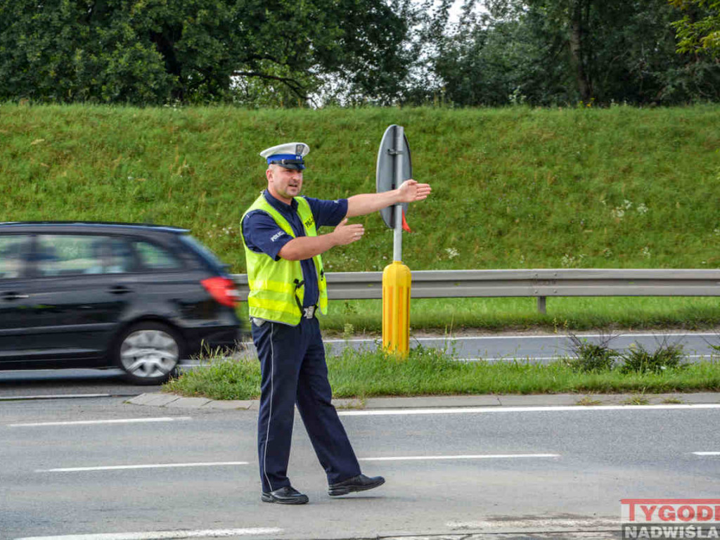Deszcz wystraszył plażowiczów. Ruszyli tak tłumnie do domów, że ruchem na Wisłostradzie musiała kierować policja [zdjęcia]