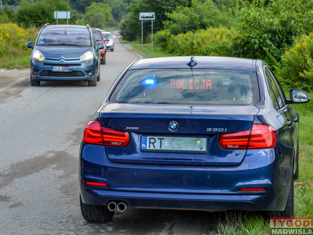 Deszcz wystraszył plażowiczów. Ruszyli tak tłumnie do domów, że ruchem na Wisłostradzie musiała kierować policja [zdjęcia]