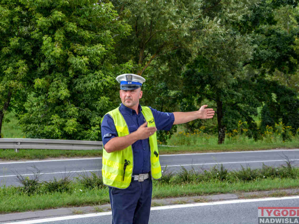 Deszcz wystraszył plażowiczów. Ruszyli tak tłumnie do domów, że ruchem na Wisłostradzie musiała kierować policja [zdjęcia]