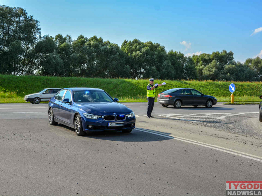 Deszcz wystraszył plażowiczów. Ruszyli tak tłumnie do domów, że ruchem na Wisłostradzie musiała kierować policja [zdjęcia]