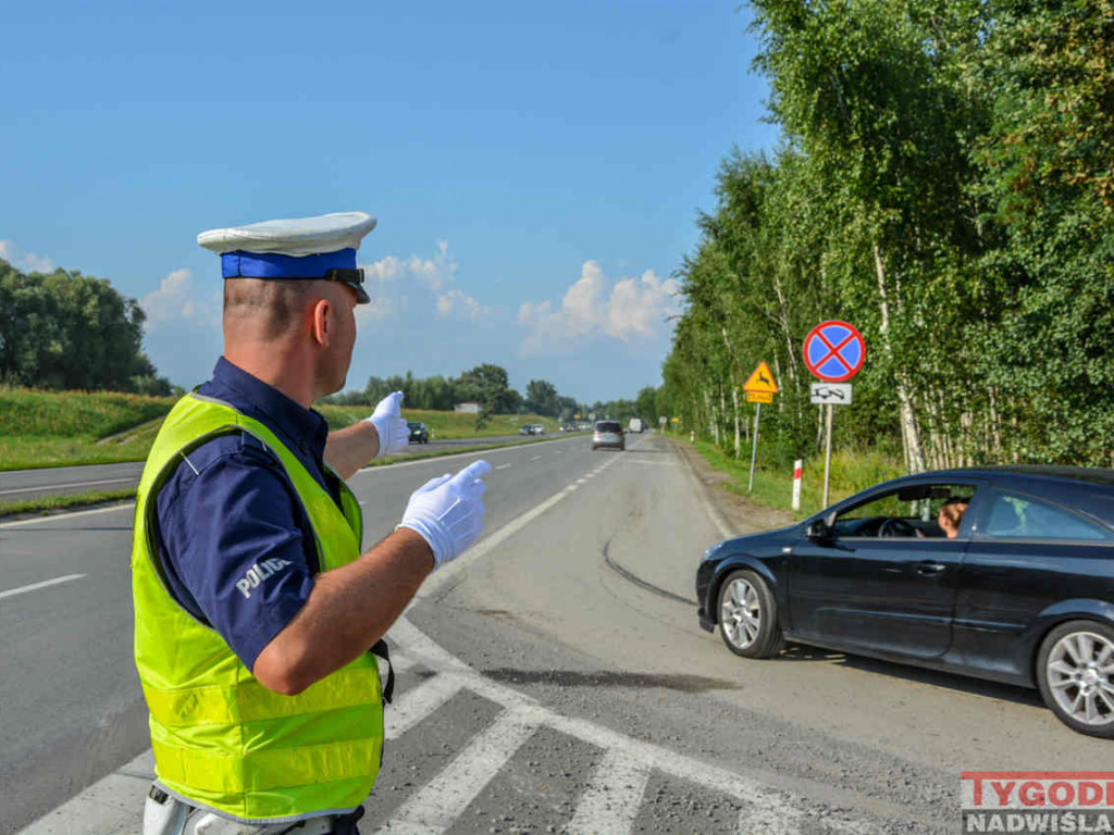 Deszcz wystraszył plażowiczów. Ruszyli tak tłumnie do domów, że ruchem na Wisłostradzie musiała kierować policja [zdjęcia]