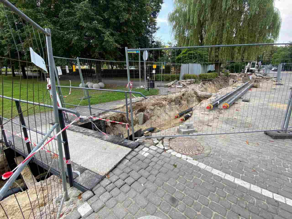 Trwają remonty sieci cieplnych w centrum miasta. Przebudowa czeka też os. Piastów i ul. Wiślną [zdjęcia]