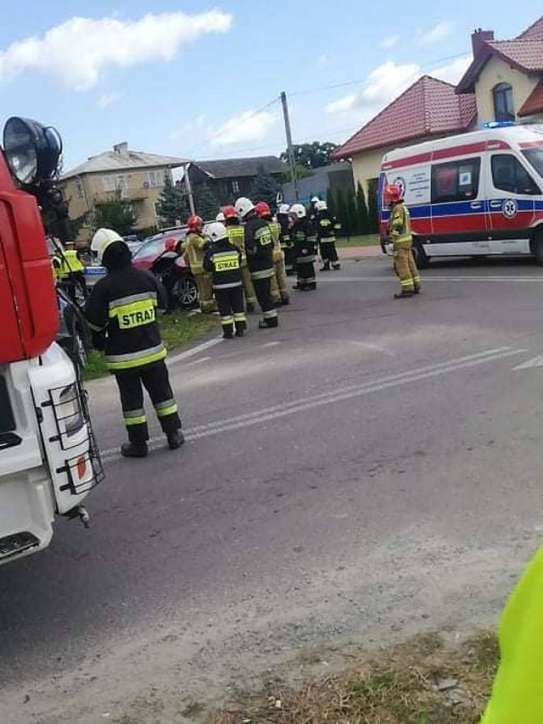 Wypadek w gminie Łoniów. Ucierpieli kobieta i dziecko [zdjęcia]