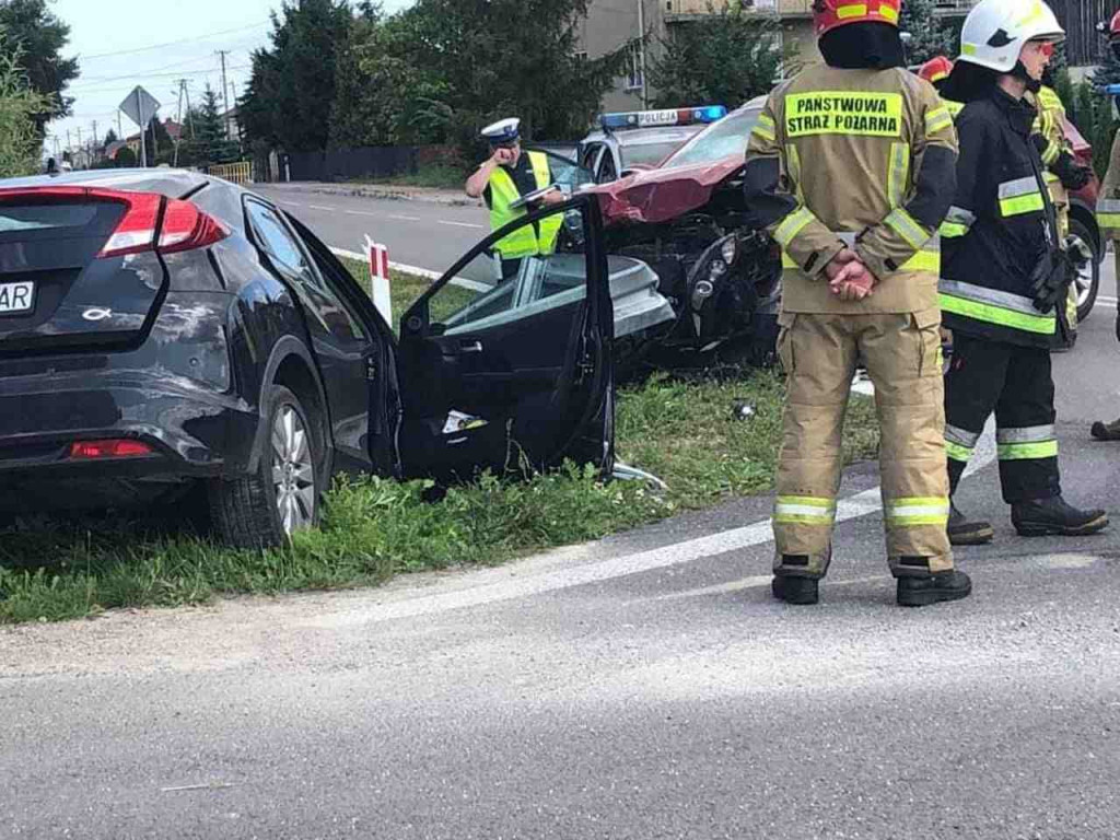 Wypadek w gminie Łoniów. Ucierpieli kobieta i dziecko [zdjęcia]
