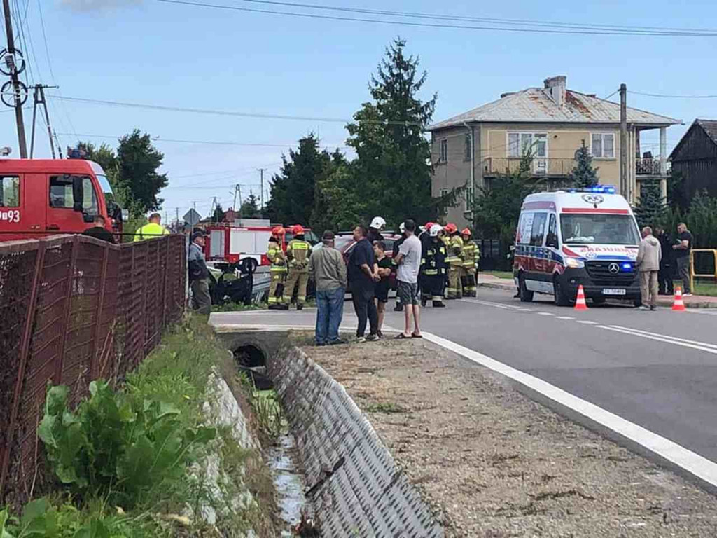 Wypadek w gminie Łoniów. Ucierpieli kobieta i dziecko [zdjęcia]