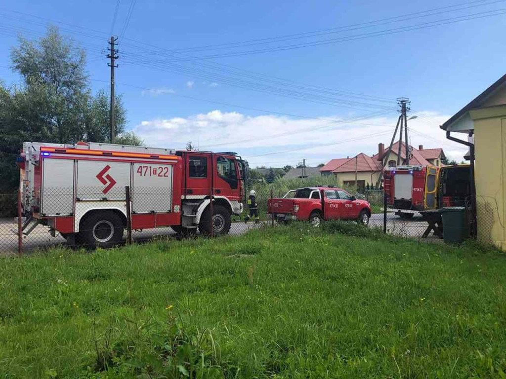 Wypadek w gminie Łoniów. Ucierpieli kobieta i dziecko [zdjęcia]