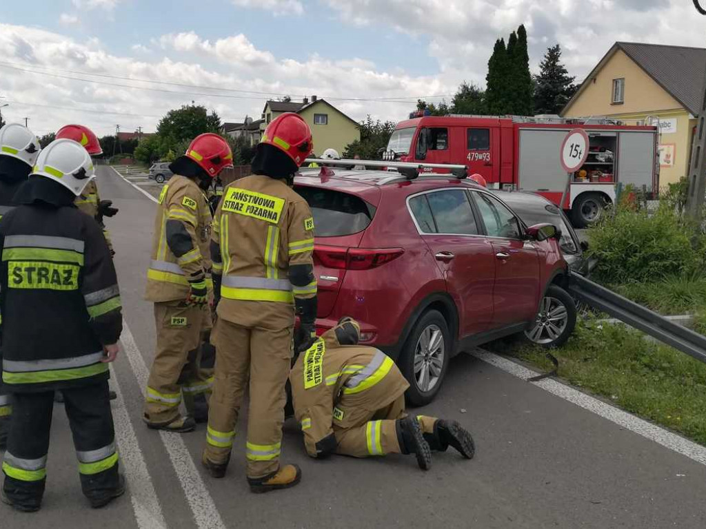 Wypadek w gminie Łoniów. Ucierpieli kobieta i dziecko [zdjęcia]