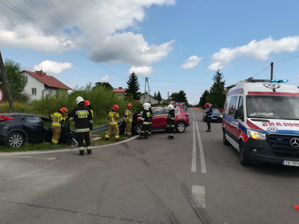 Wypadek w gminie Łoniów. Ucierpieli kobieta i dziecko [zdjęcia]