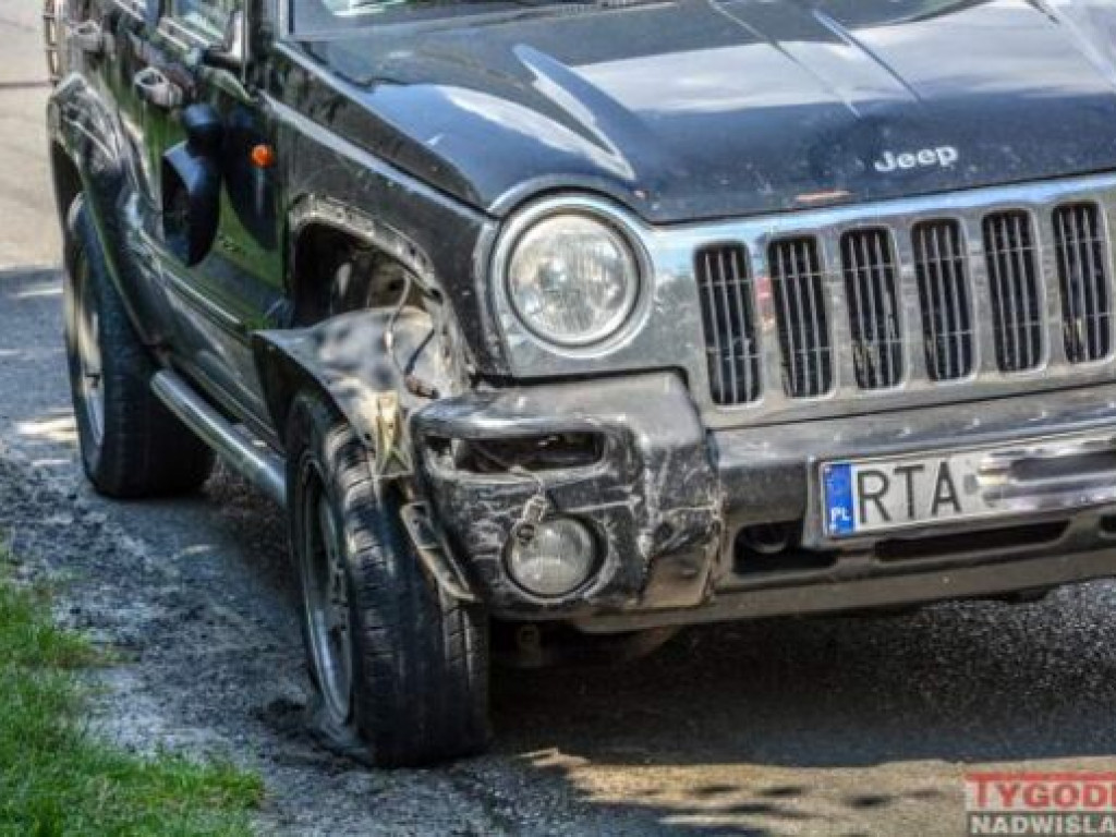 Zderzenie skutera z osobówką na granicy gm. Nowa Dęba [zdjęcia]